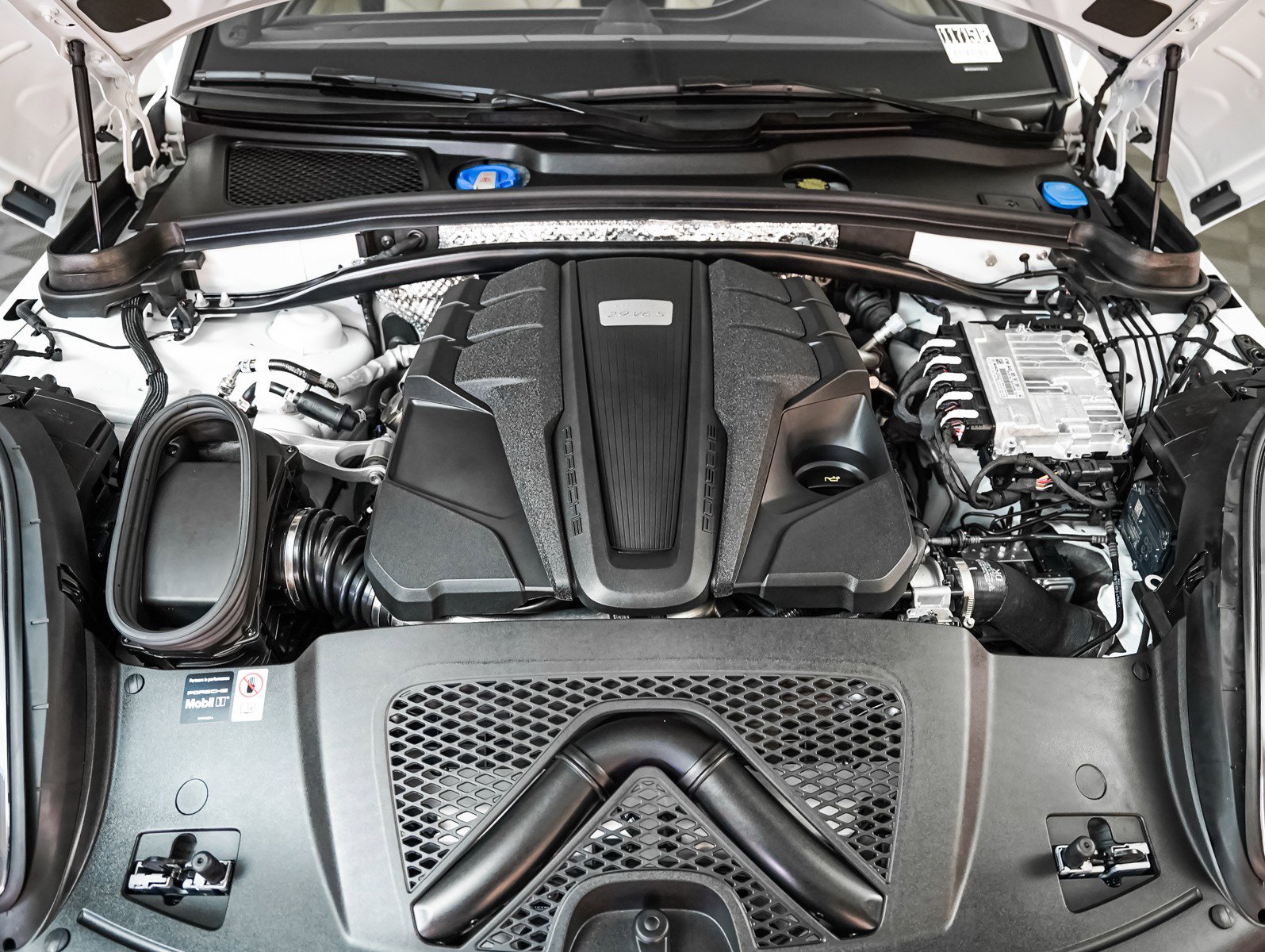 Certified 2025 Porsche Macan S image 13