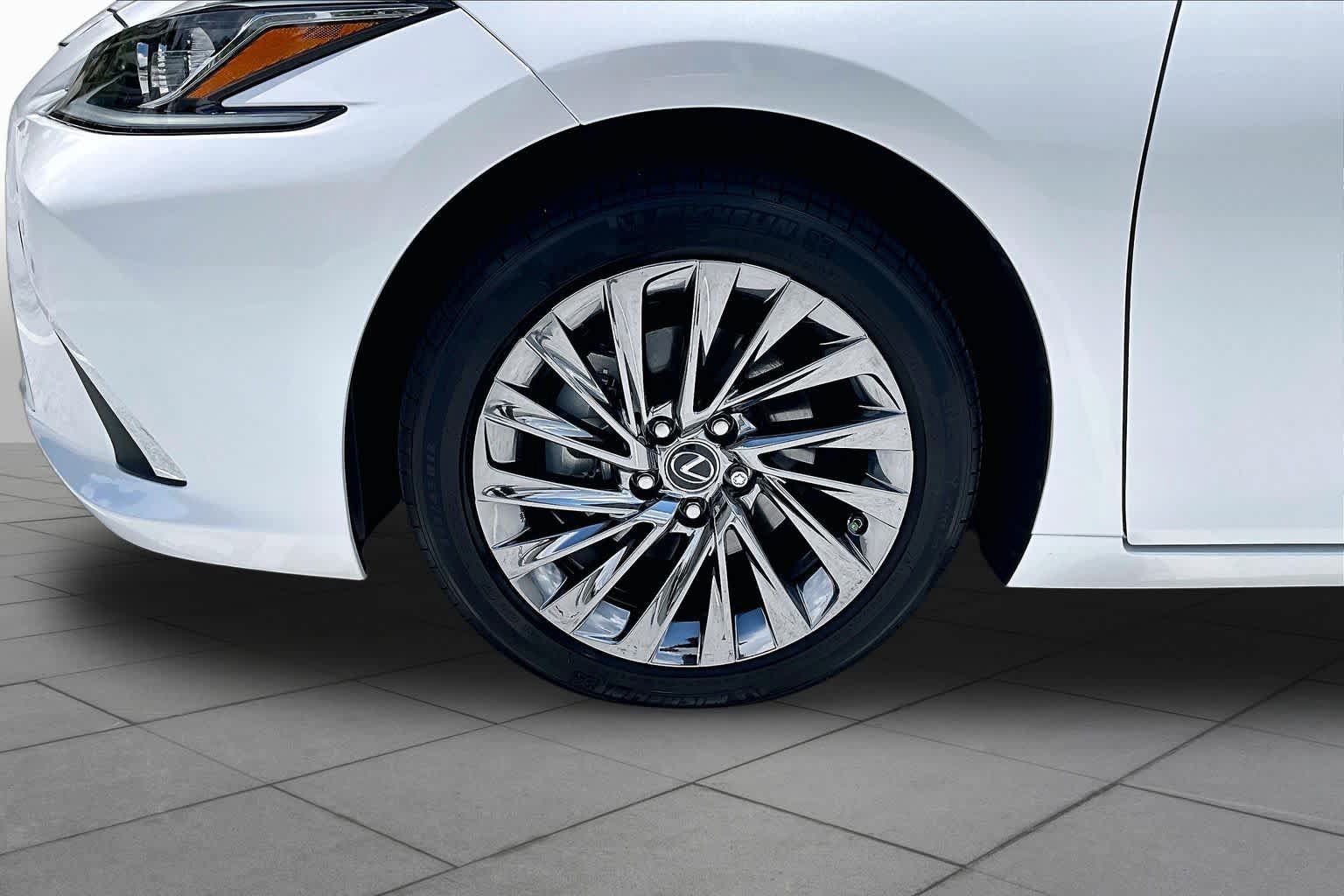 Used 2025 Lexus ES 300h w/ Technology Package FWD image 10