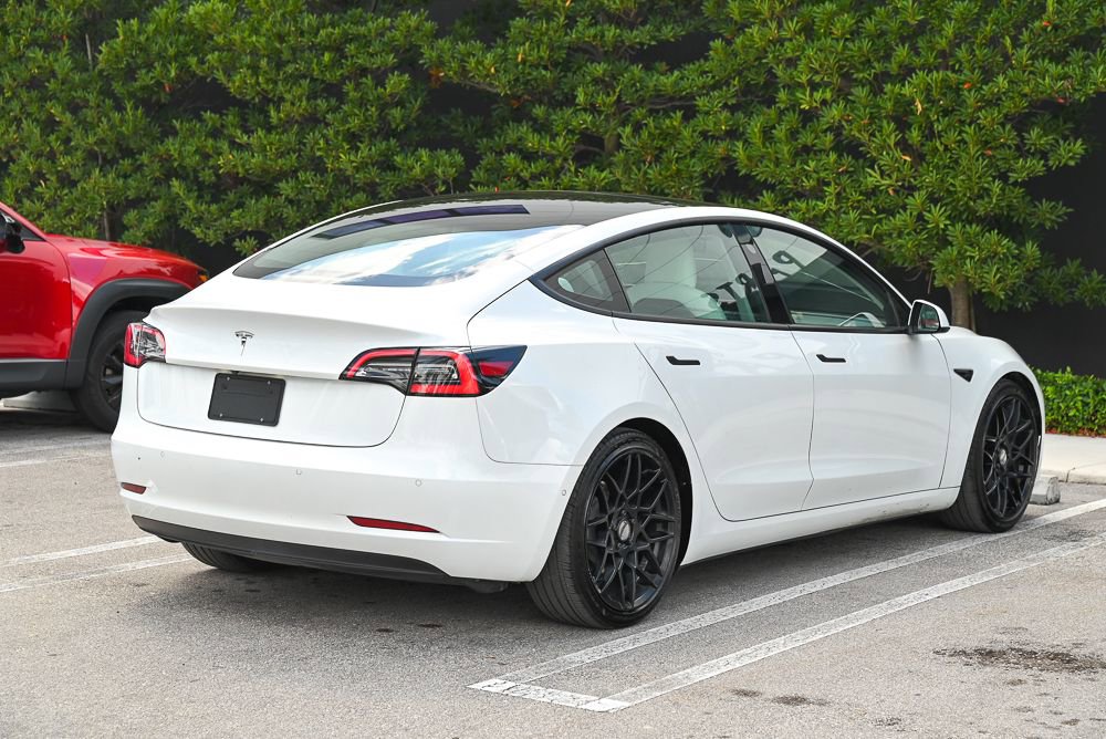 Used 2022 Tesla Model 3 Standard Range image 4