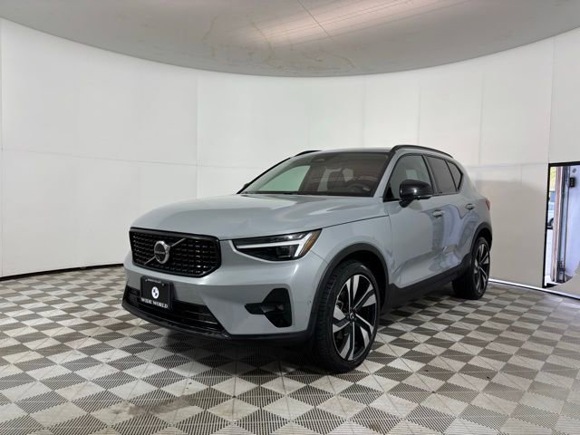 Used 2024 Volvo XC40 B5 Ultimate w/ Protection Package Premier AWD/4WD image 3