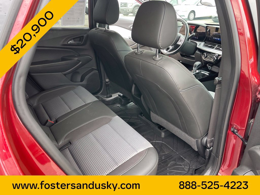 Used 2024 Chevrolet Trax LT w/ Sunroof Package FWD image 17