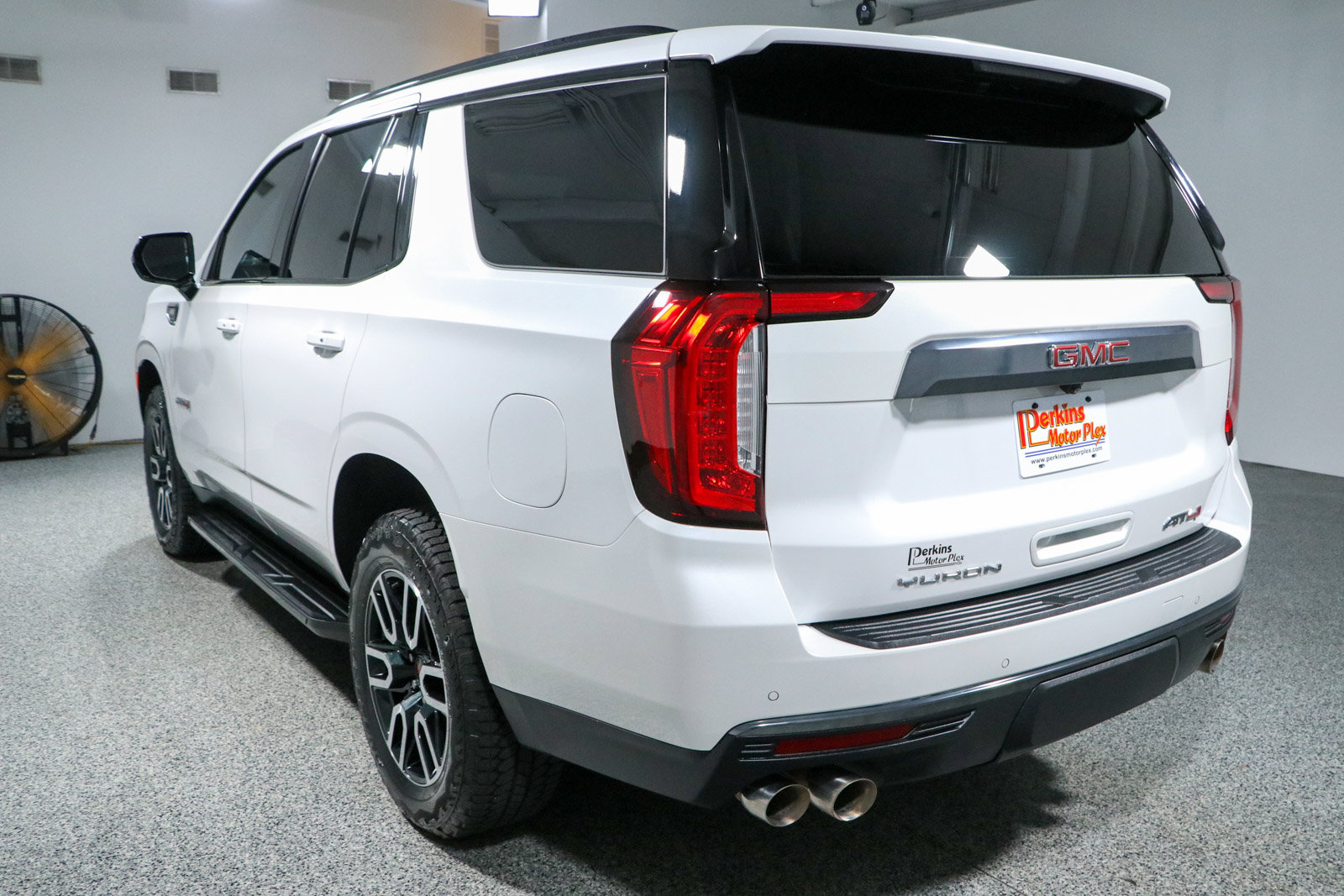 Used 2024 GMC Yukon AT4 AWD/4WD image 9