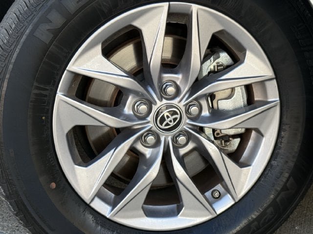 Used 2025 Toyota Sienna XLE FWD image 10