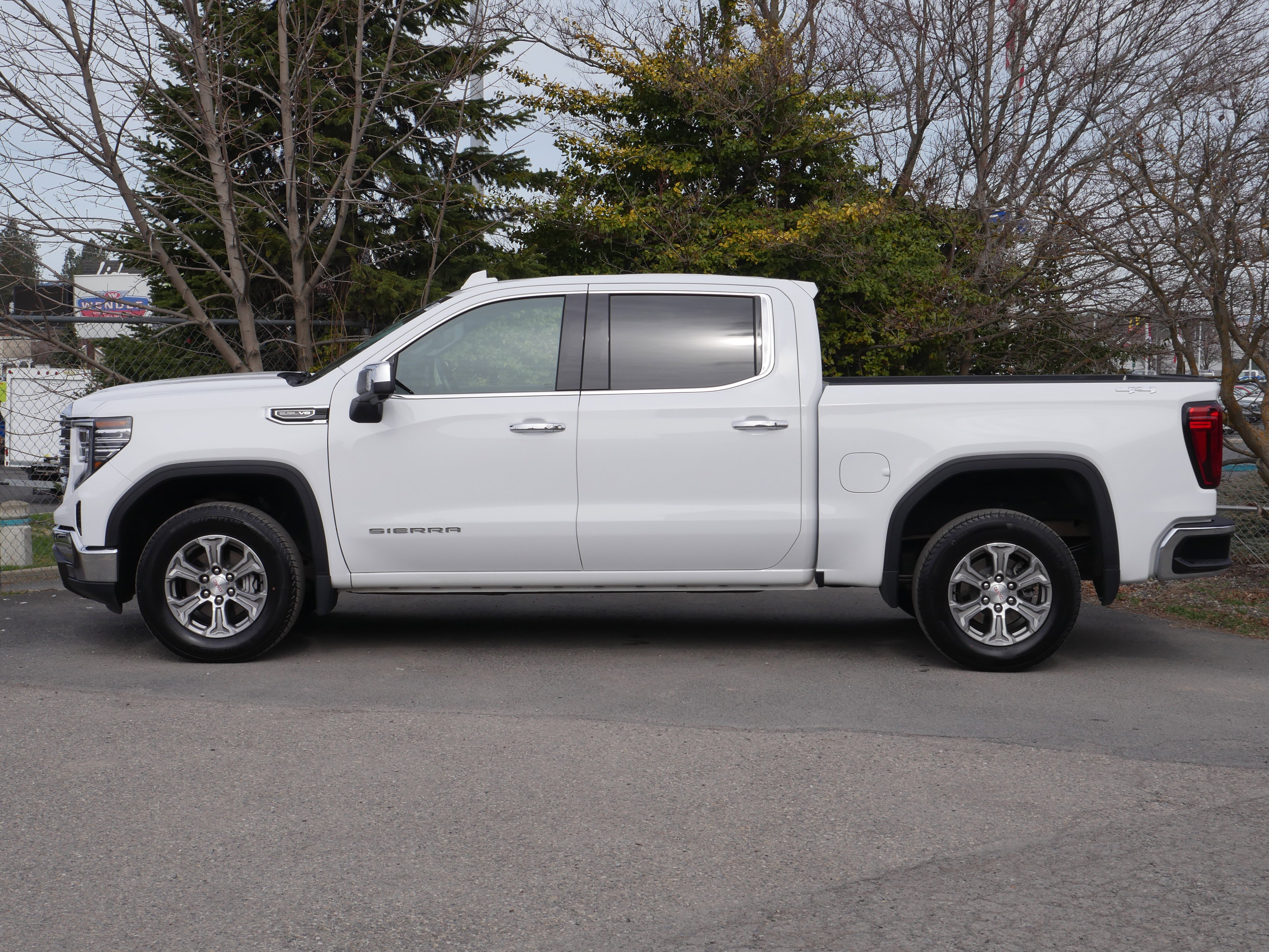 Used 2022 GMC Sierra 1500 SLT image 3