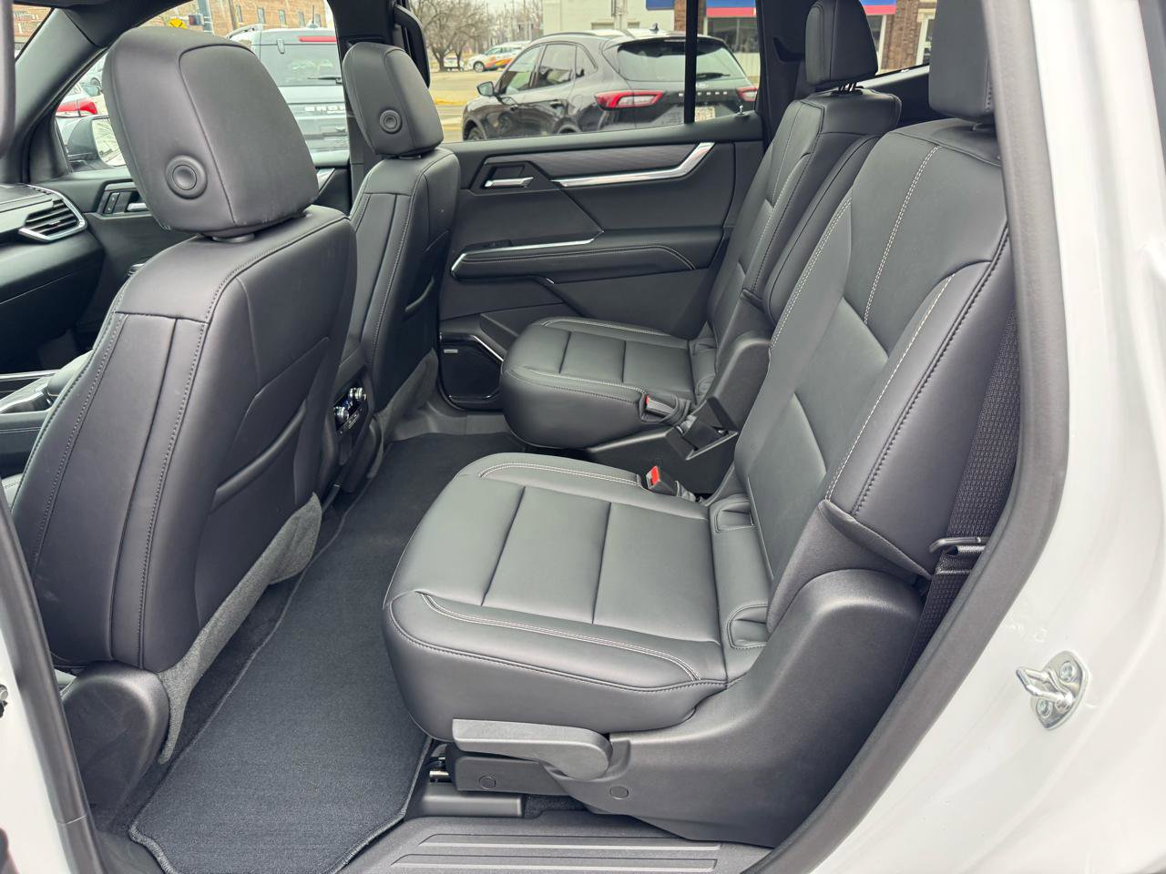 Used 2025 GMC Acadia Elevation w/ Elevation Premium Package AWD/4WD image 9