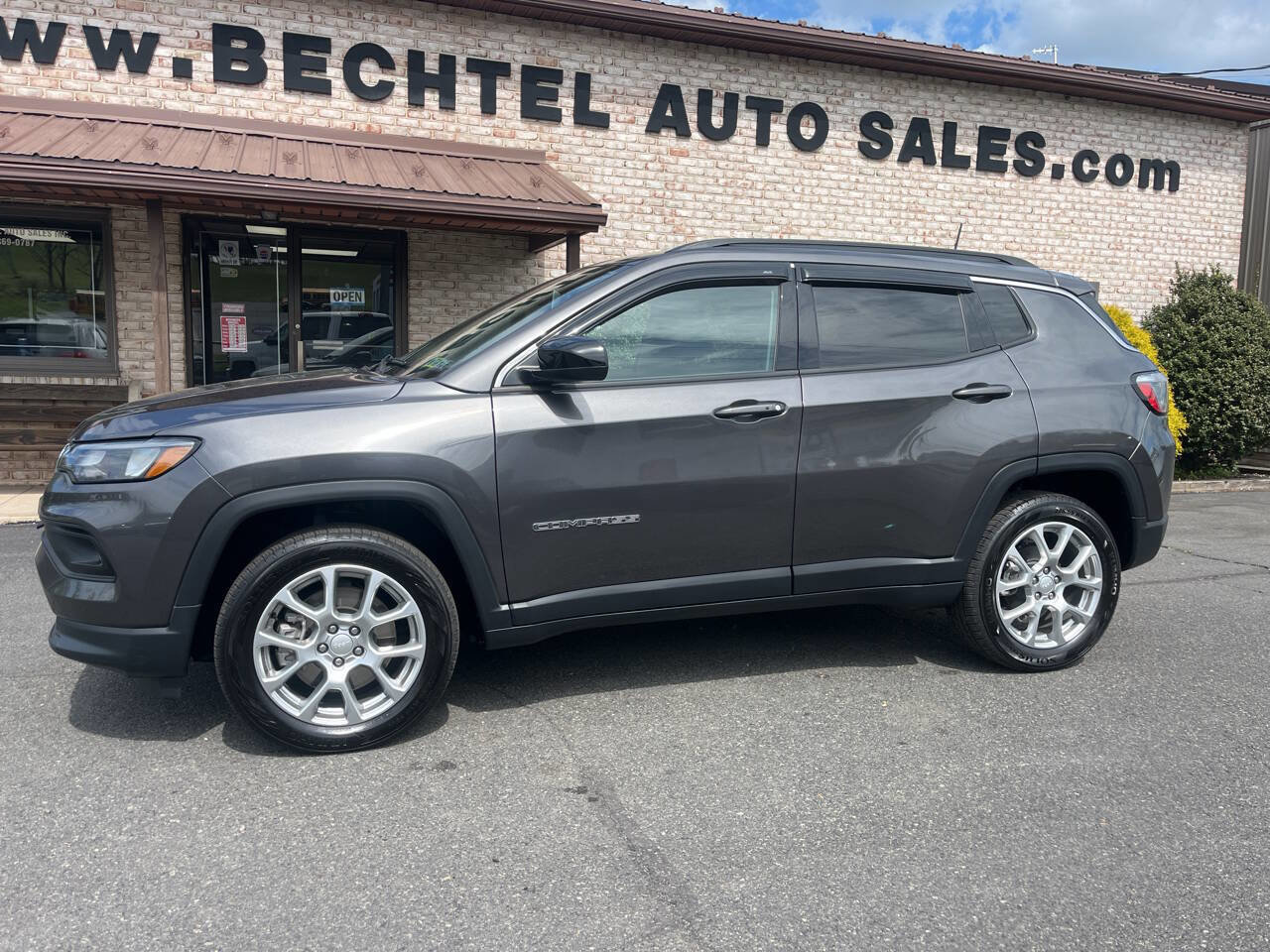Used 2023 Jeep Compass Latitude AWD/4WD image 1