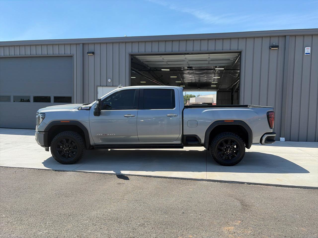 Used 2024 GMC Sierra 2500 AT4 w/ AT4 Premium Plus Package AWD/4WD image 2
