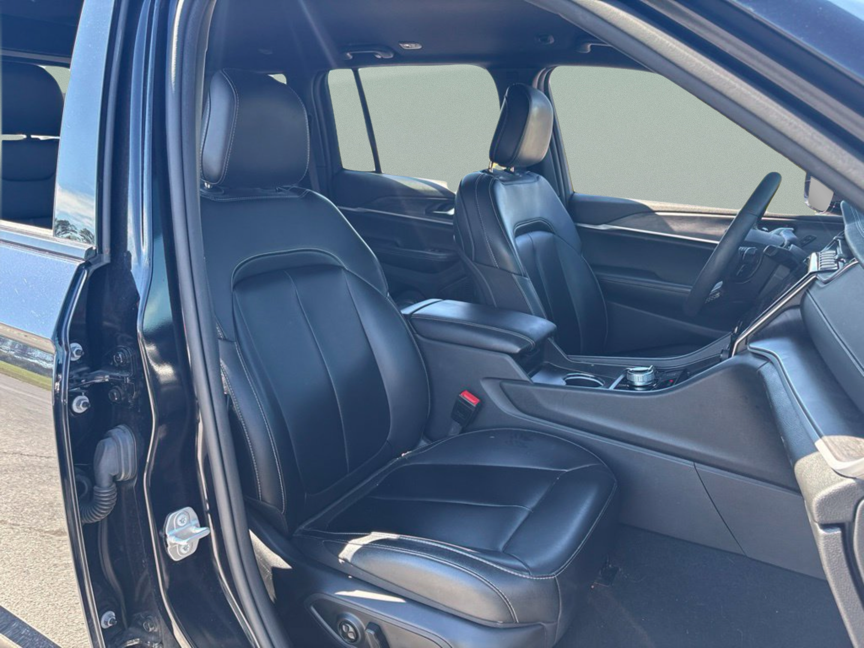 Used 2024 Jeep Grand Cherokee Limited w/ Black Appearance Package AWD/4WD image 21