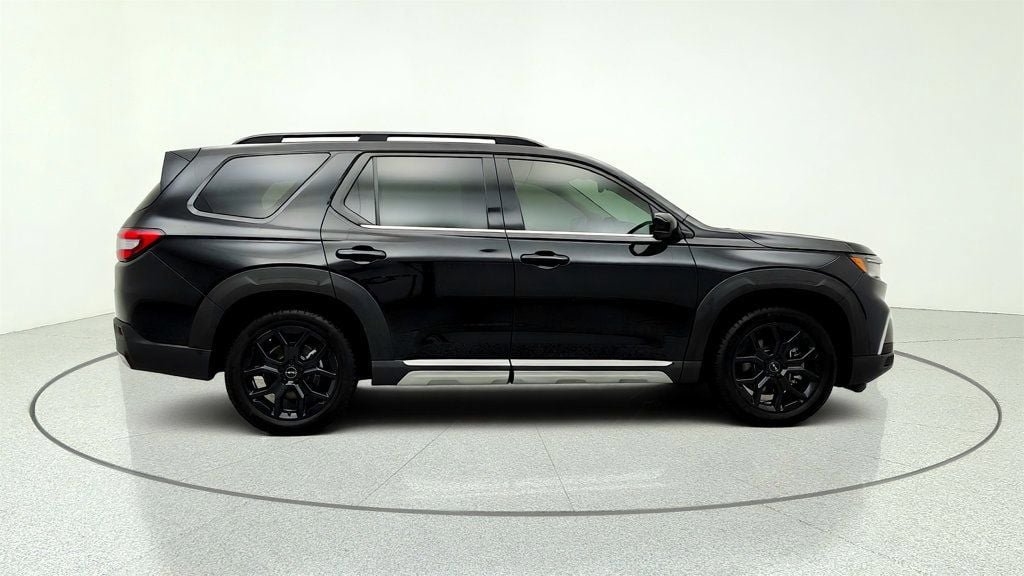Used 2025 Honda Pilot Touring image 4