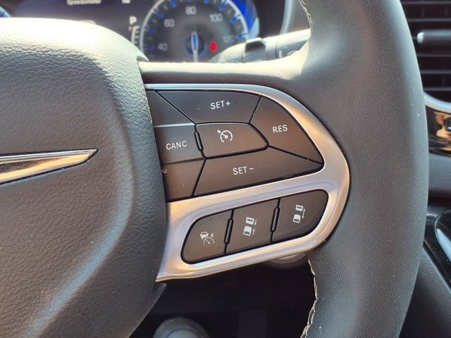 Used 2025 Chrysler Pacifica Select FWD image 17
