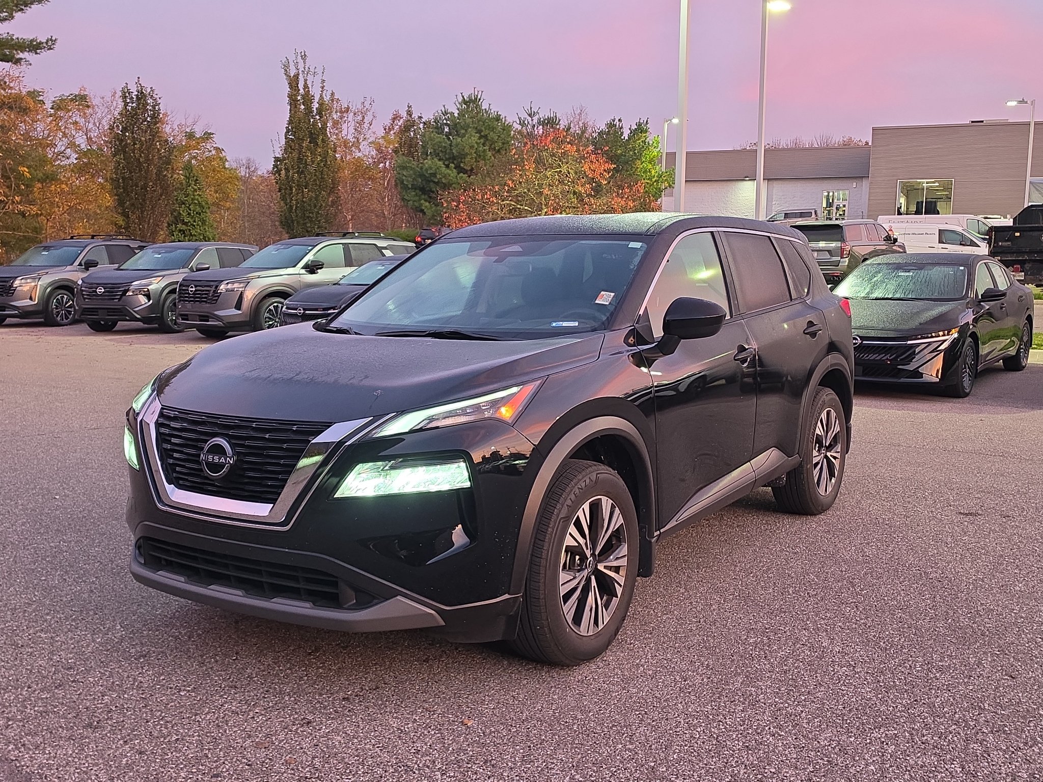Used 2023 Nissan Rogue SV AWD/4WD image 3
