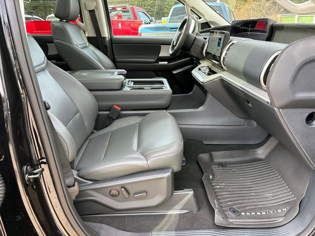 Used 2025 Ford Expedition Active image 19