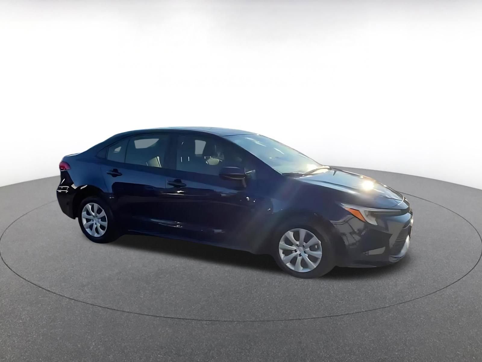 Used 2025 Toyota Corolla LE image 2