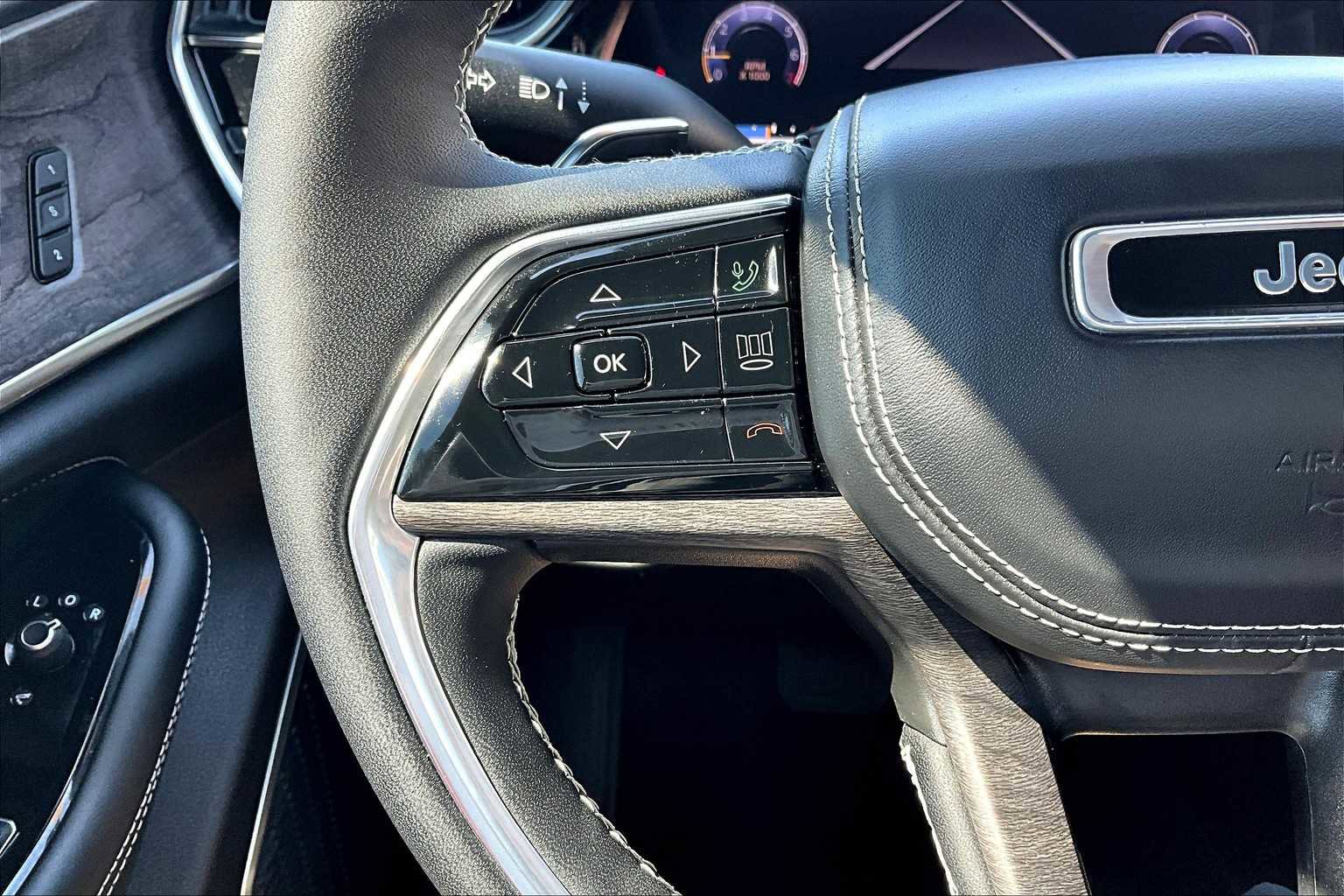 Used 2024 Jeep Grand Cherokee L Overland w/ Trailer Tow Package image 45