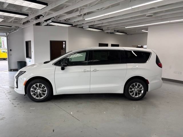 New 2027 Chrysler Pacifica Select w/ Family Tech Group AWD/4WD image 4