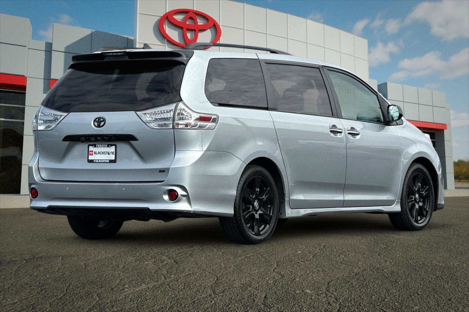 Certified 2020 Toyota Sienna SE w/ SE Preferred Package FWD image 3