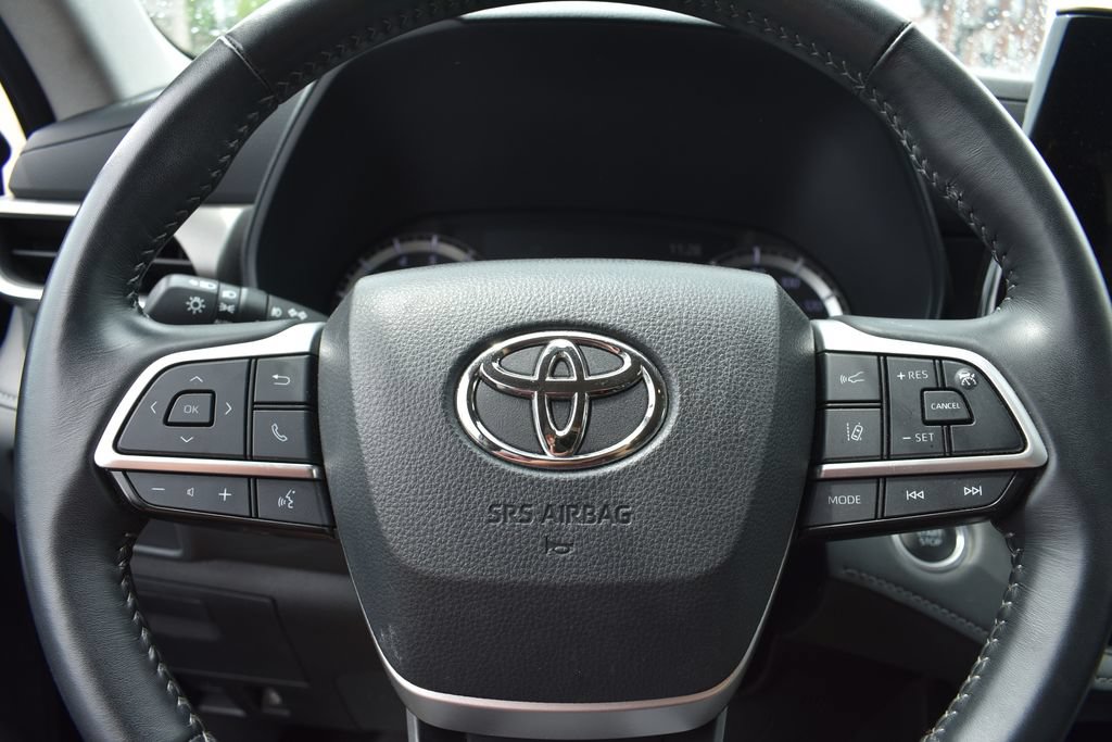 Used 2025 Toyota Highlander LE FWD image 14