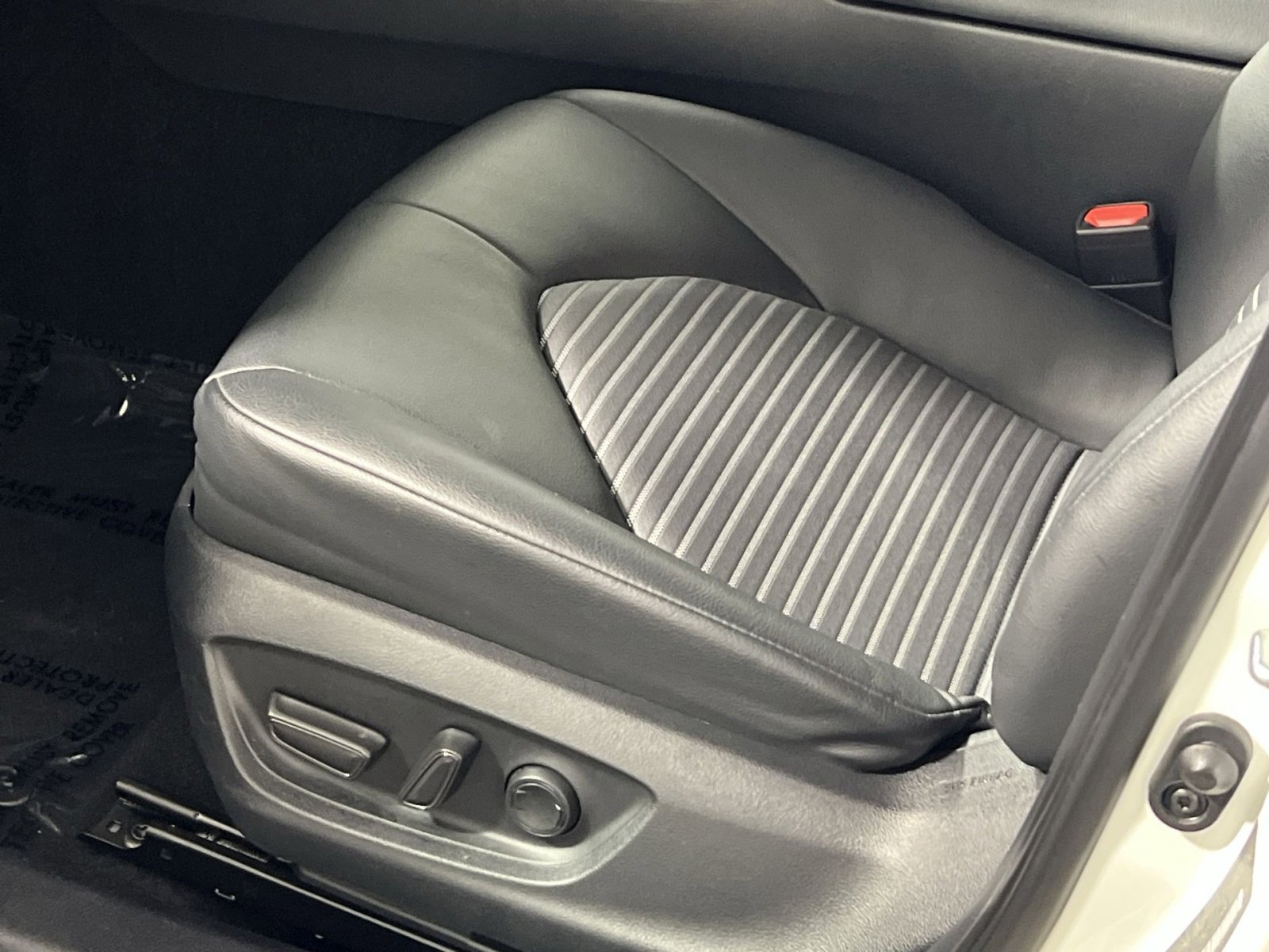 Used 2024 Toyota Camry SE image 14