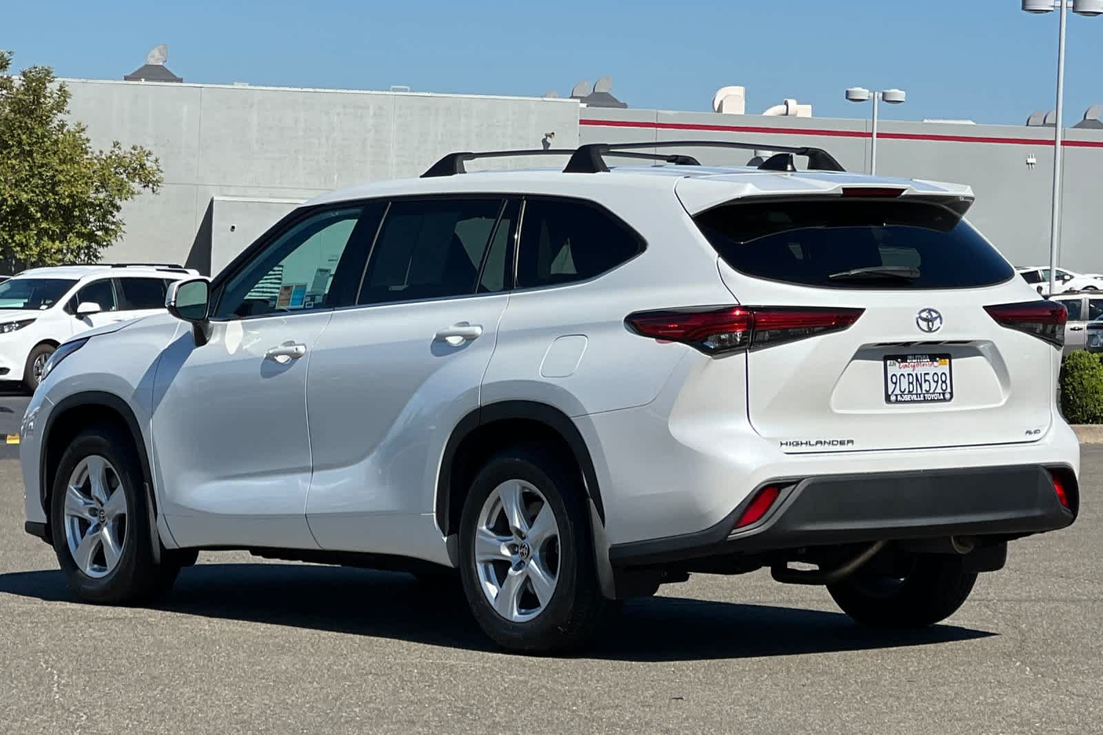 Used 2022 Toyota Highlander L AWD/4WD image 7