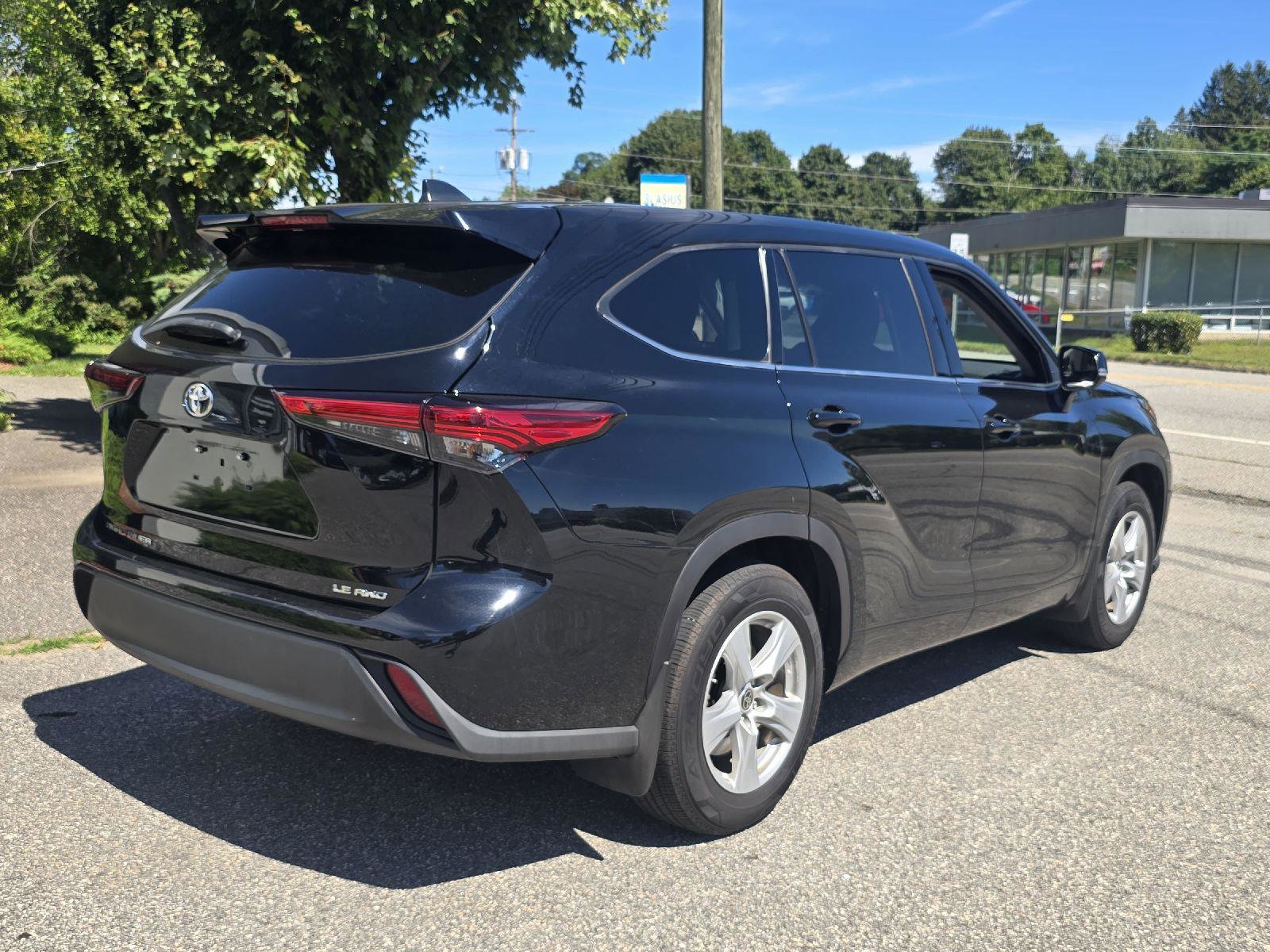 Used 2022 Toyota Highlander LE image 3
