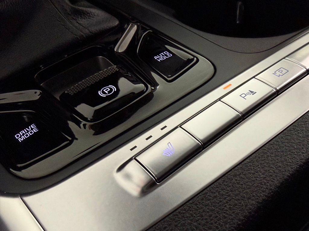 Used 2025 Kia Carnival EX FWD image 22