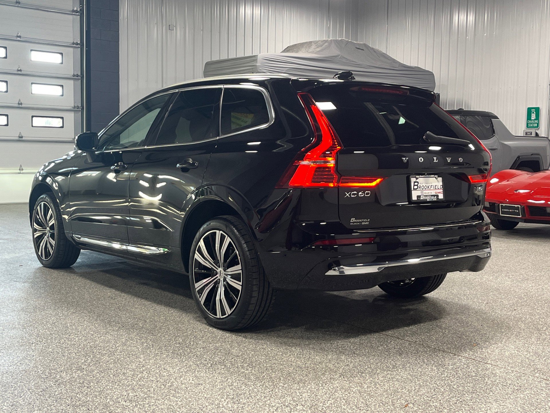 Used 2022 Volvo XC60 B5 Inscription image 3