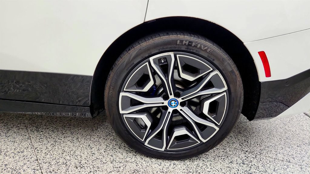 Used 2024 BMW iX xDrive50 w/ Sport Package AWD/4WD image 9