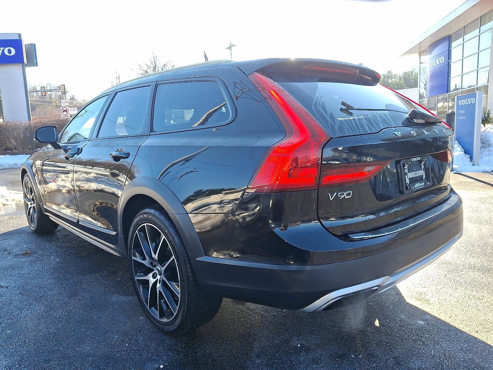 Used 2018 Volvo V90 T6 Cross Country w/ Protection Package Premier image 4