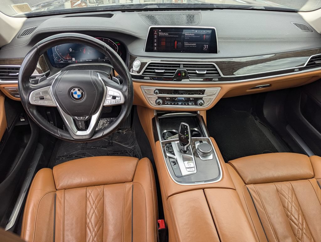 Used 2022 BMW 740i w/ Premium Package RWD image 29