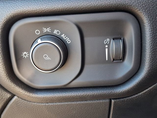 Used 2024 RAM 2500 Tradesman w/ Chrome Appearance Group image 25