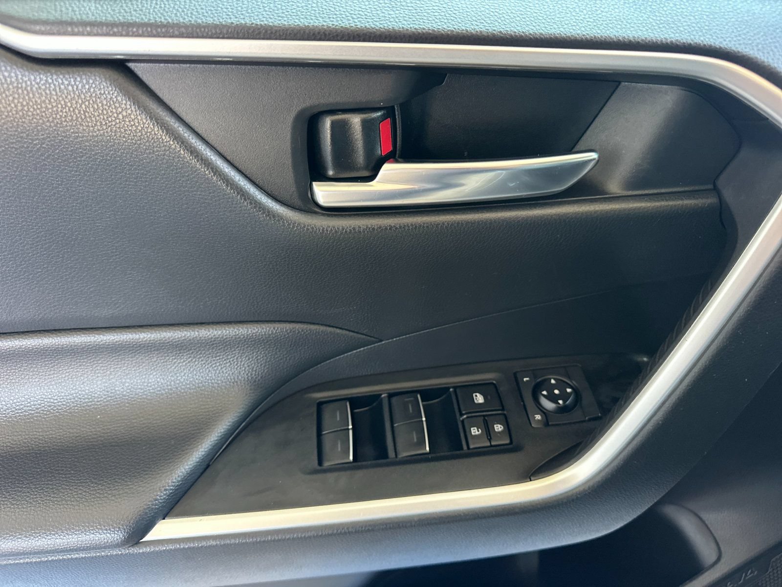 Used 2024 Toyota RAV4 XLE FWD image 10
