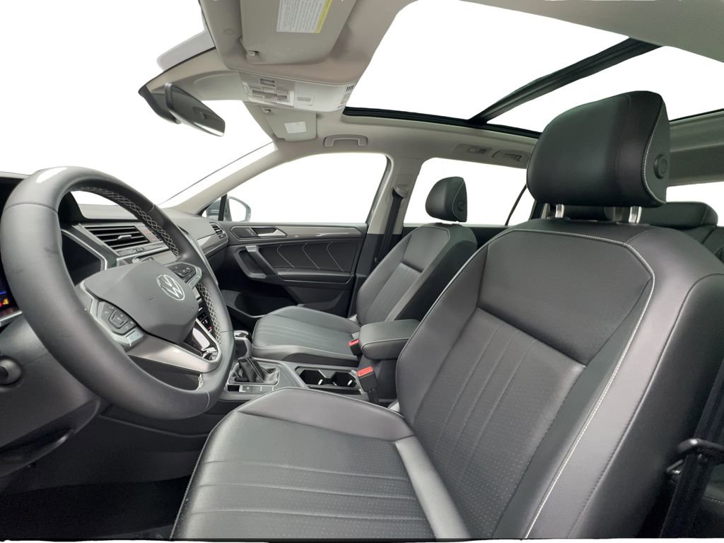 Used 2023 Volkswagen Tiguan SE w/ Panoramic Sunroof Package FWD image 18