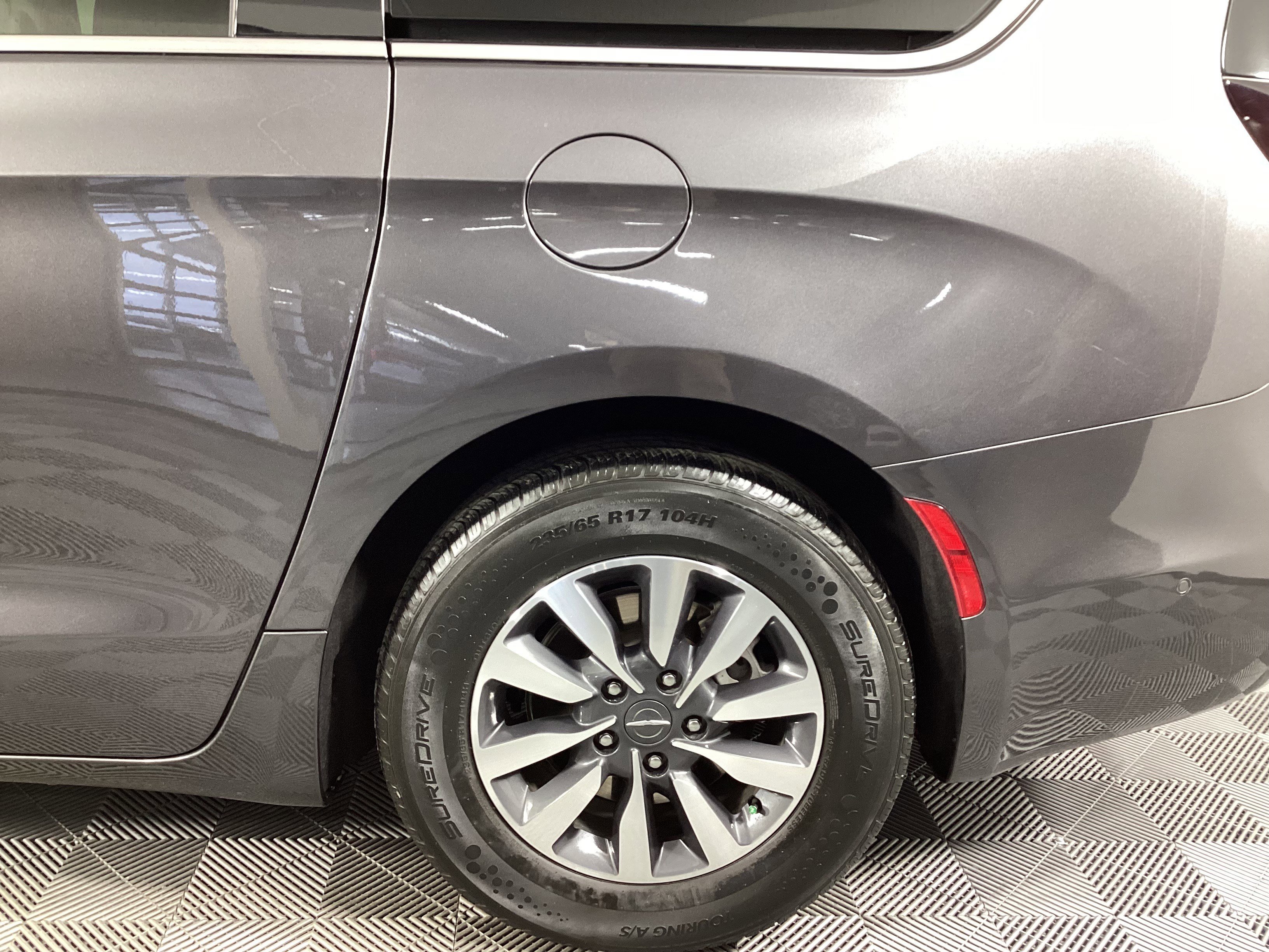 Used 2021 Chrysler Pacifica Touring-L image 9