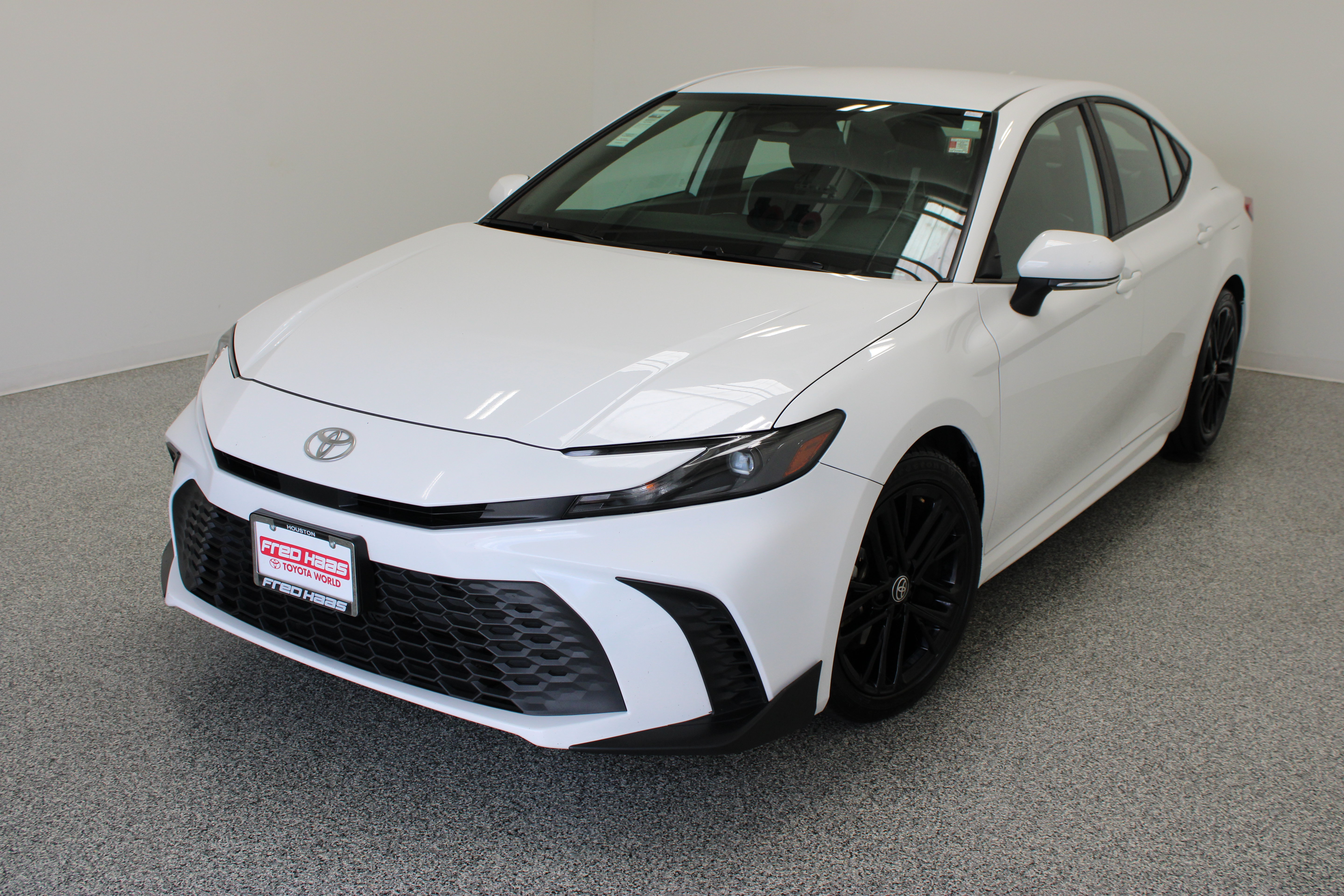 Used 2025 Toyota Camry SE FWD image 2