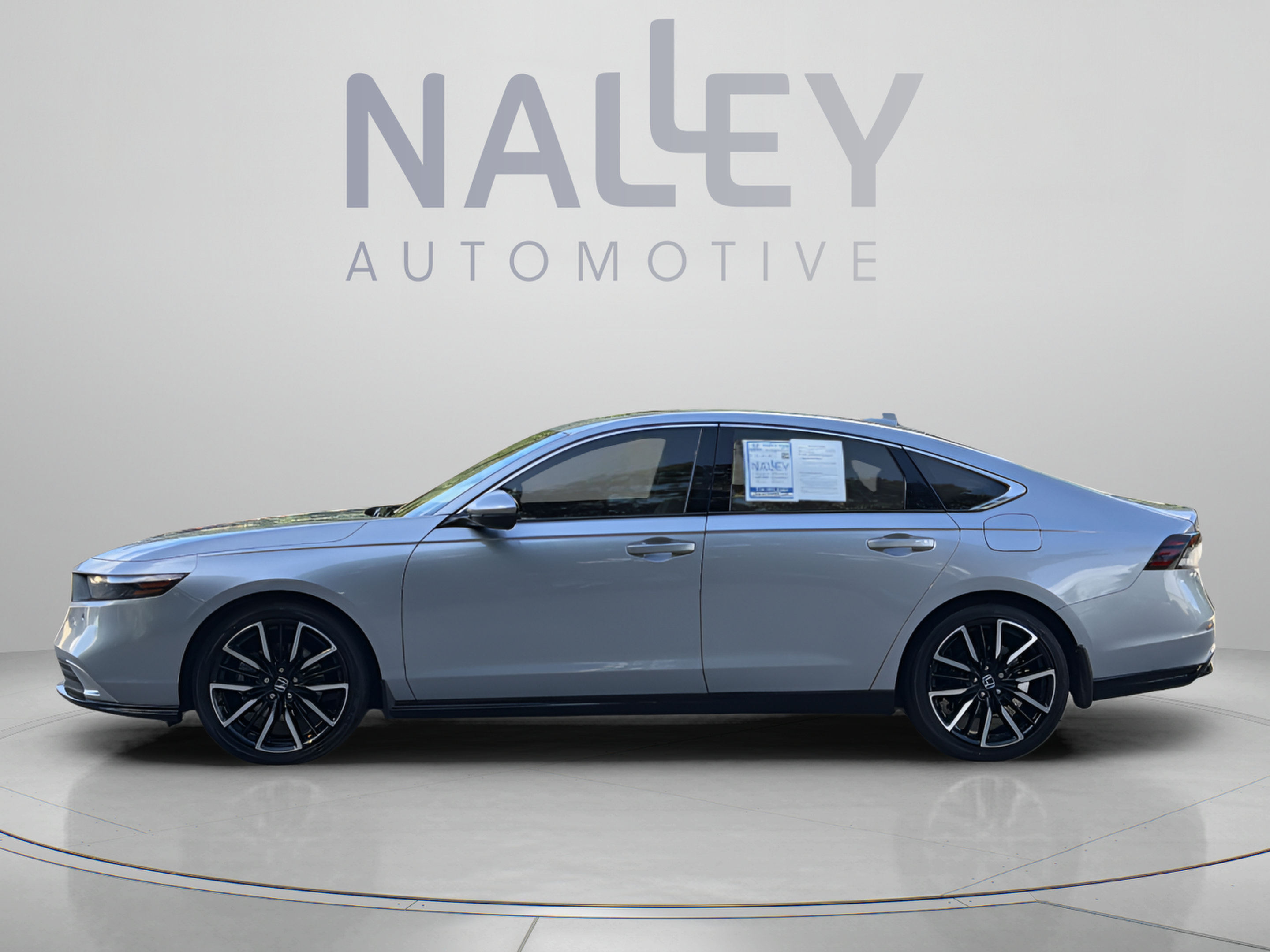 Used 2023 Honda Accord Touring image 2