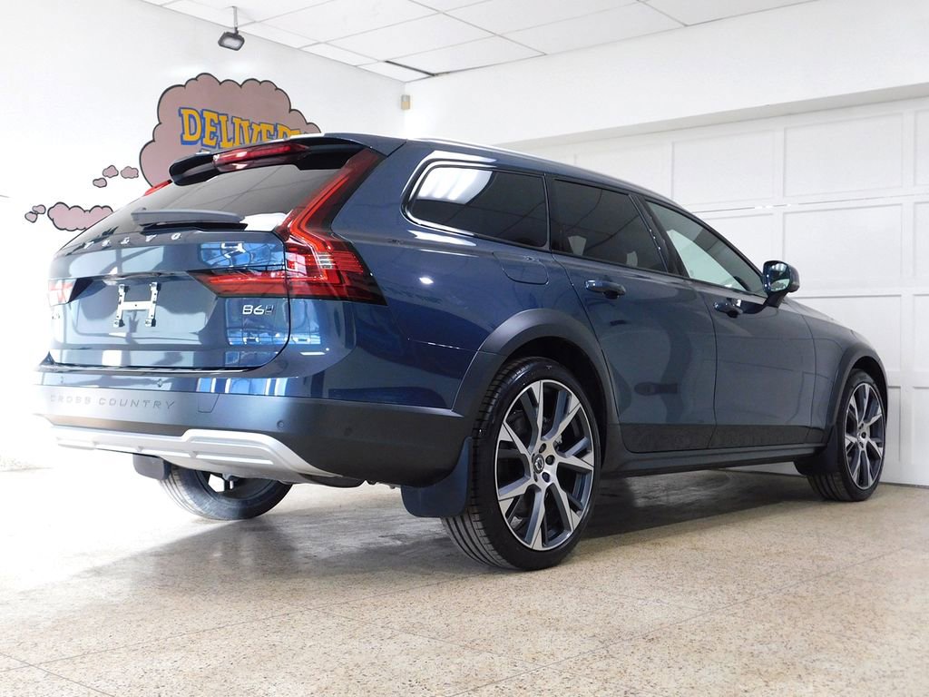 Used 2026 Volvo V90 B6 Cross Country Ultra image 4