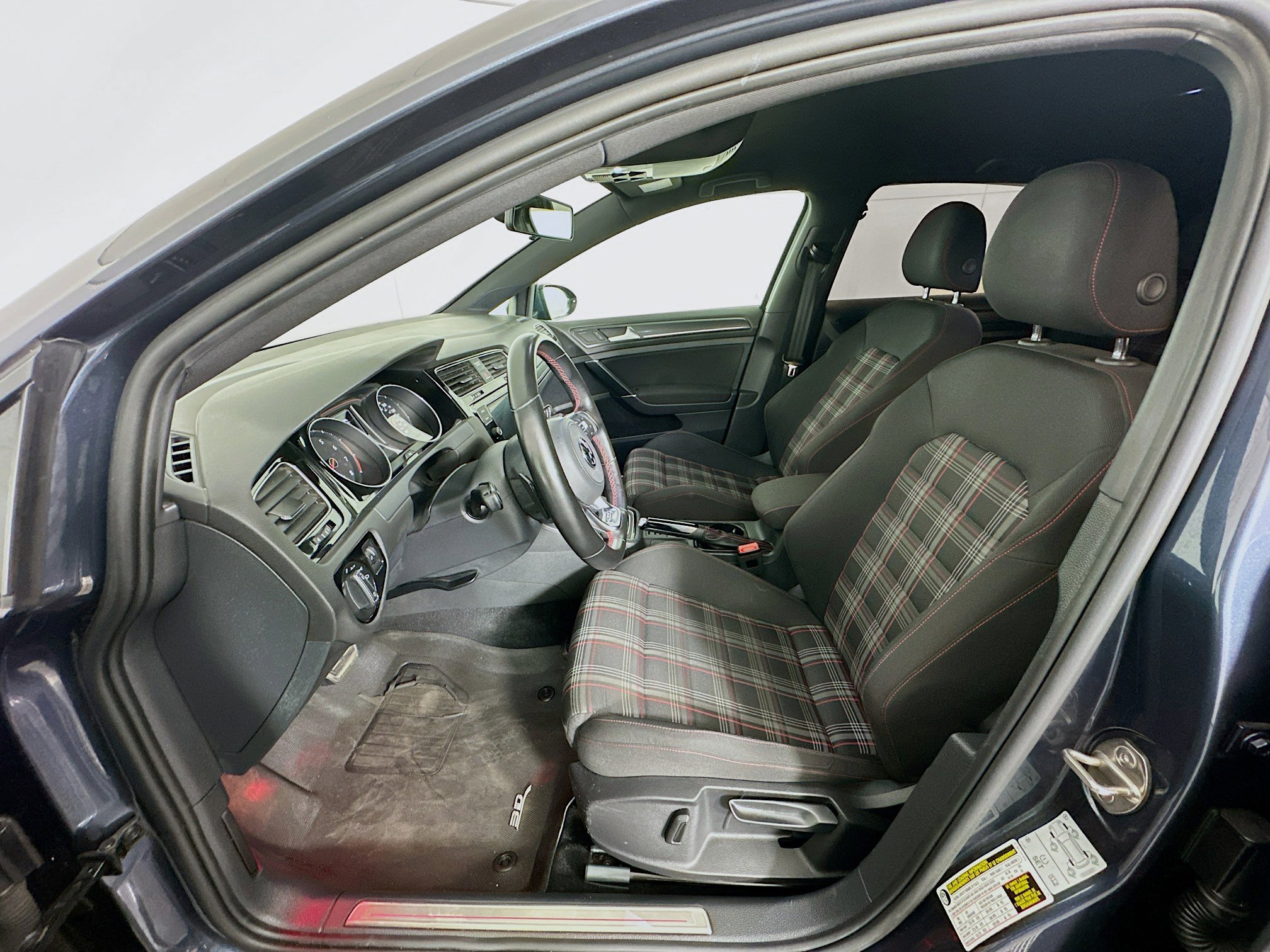 Used 2018 Volkswagen Golf S image 13