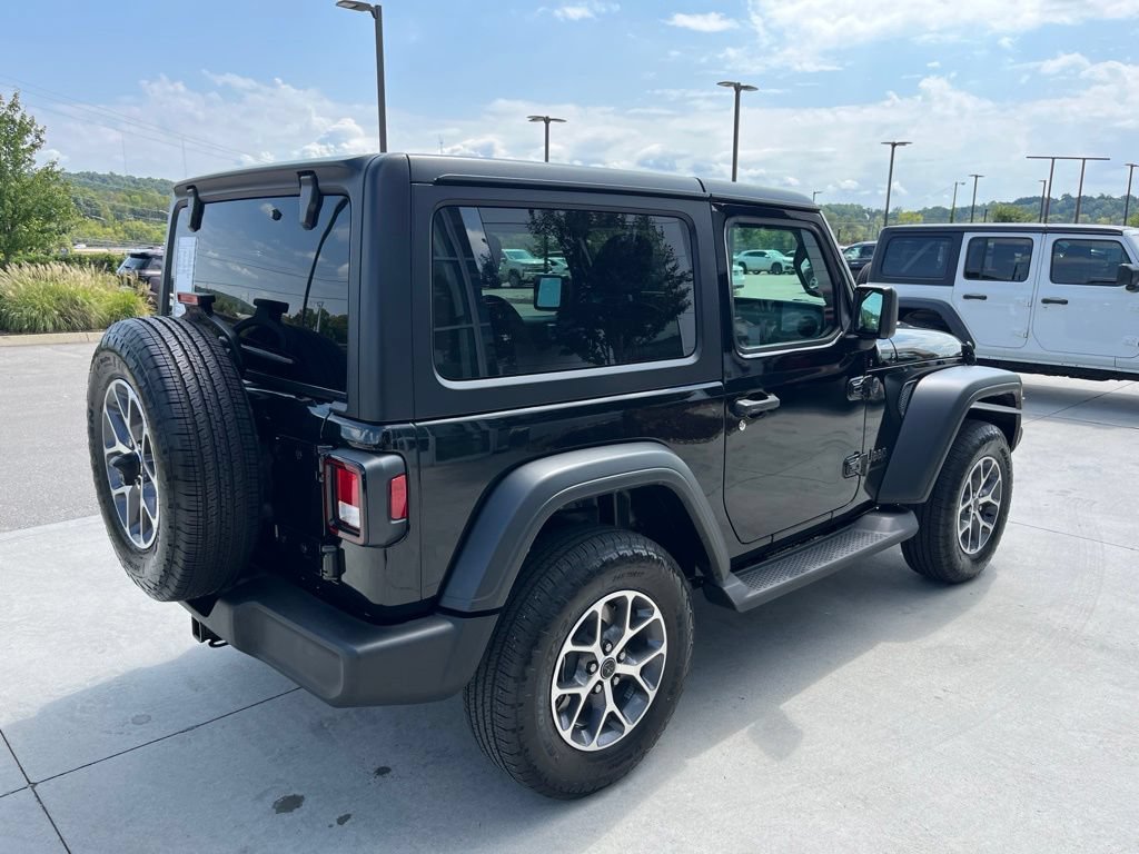 Used 2025 Jeep Wrangler Sport AWD/4WD image 17