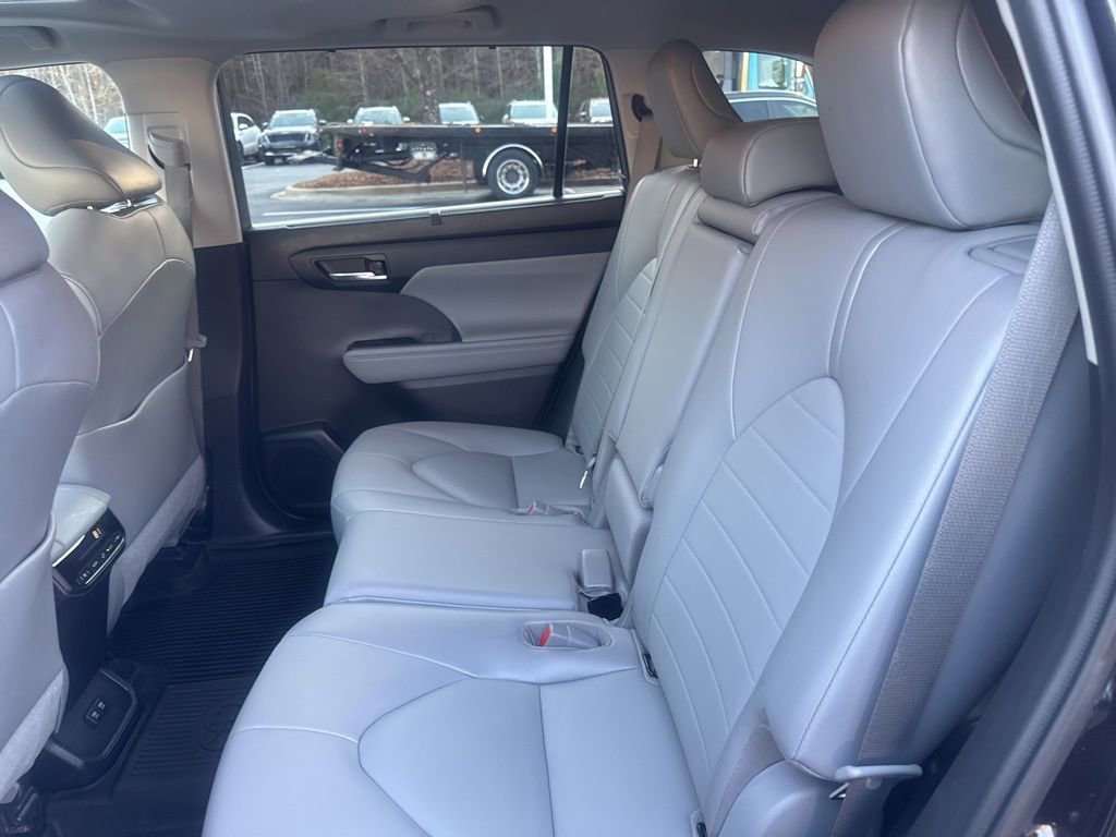 Used 2021 Toyota Highlander XLE image 12
