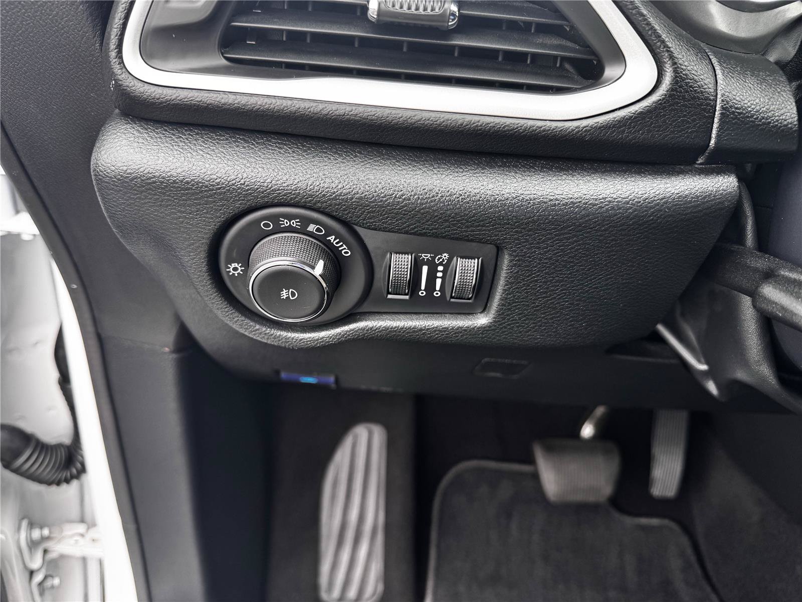 Used 2025 Chrysler Pacifica Select FWD image 18