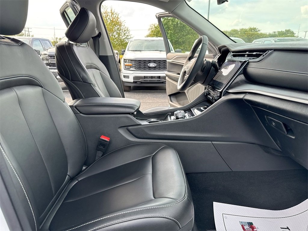 Used 2024 Jeep Grand Cherokee Limited image 24