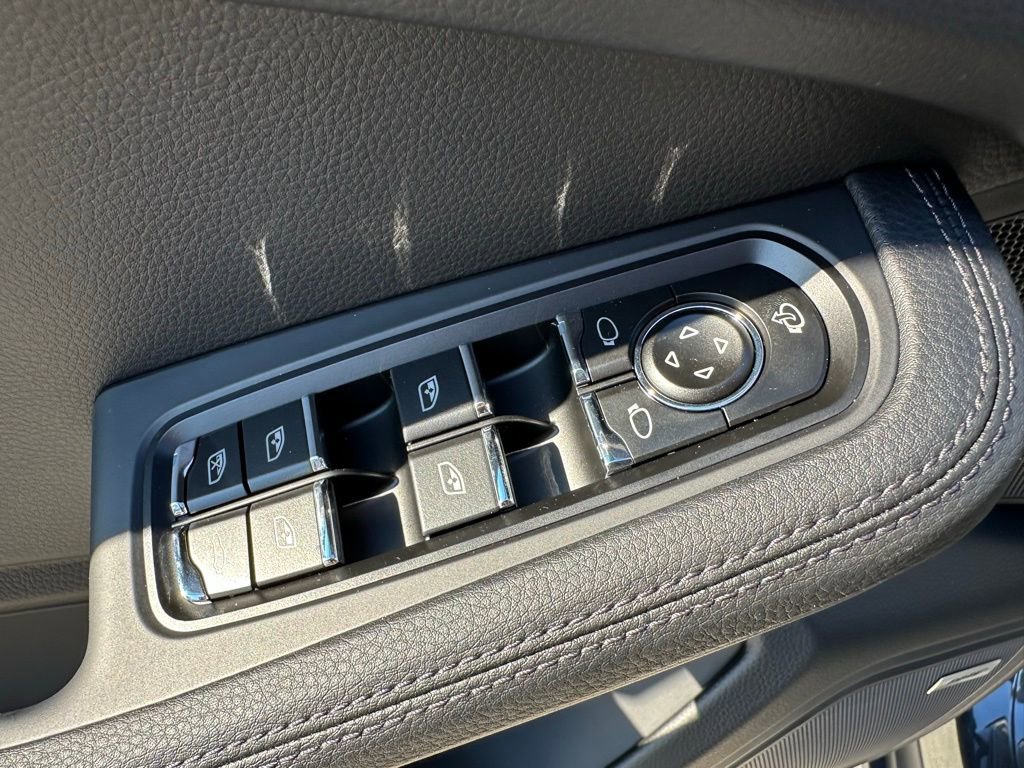Used 2026 Porsche Macan AWD/4WD image 19