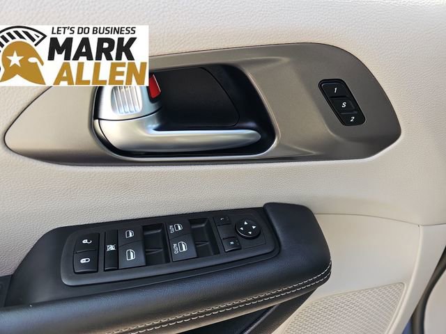 Used 2023 Chrysler Pacifica Touring-L FWD image 22