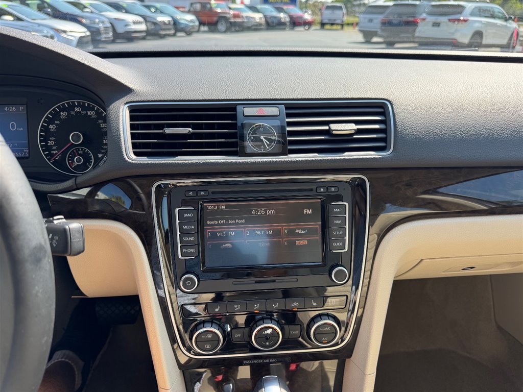 Used 2015 Volkswagen Passat 1.8T SEL Premium FWD image 15