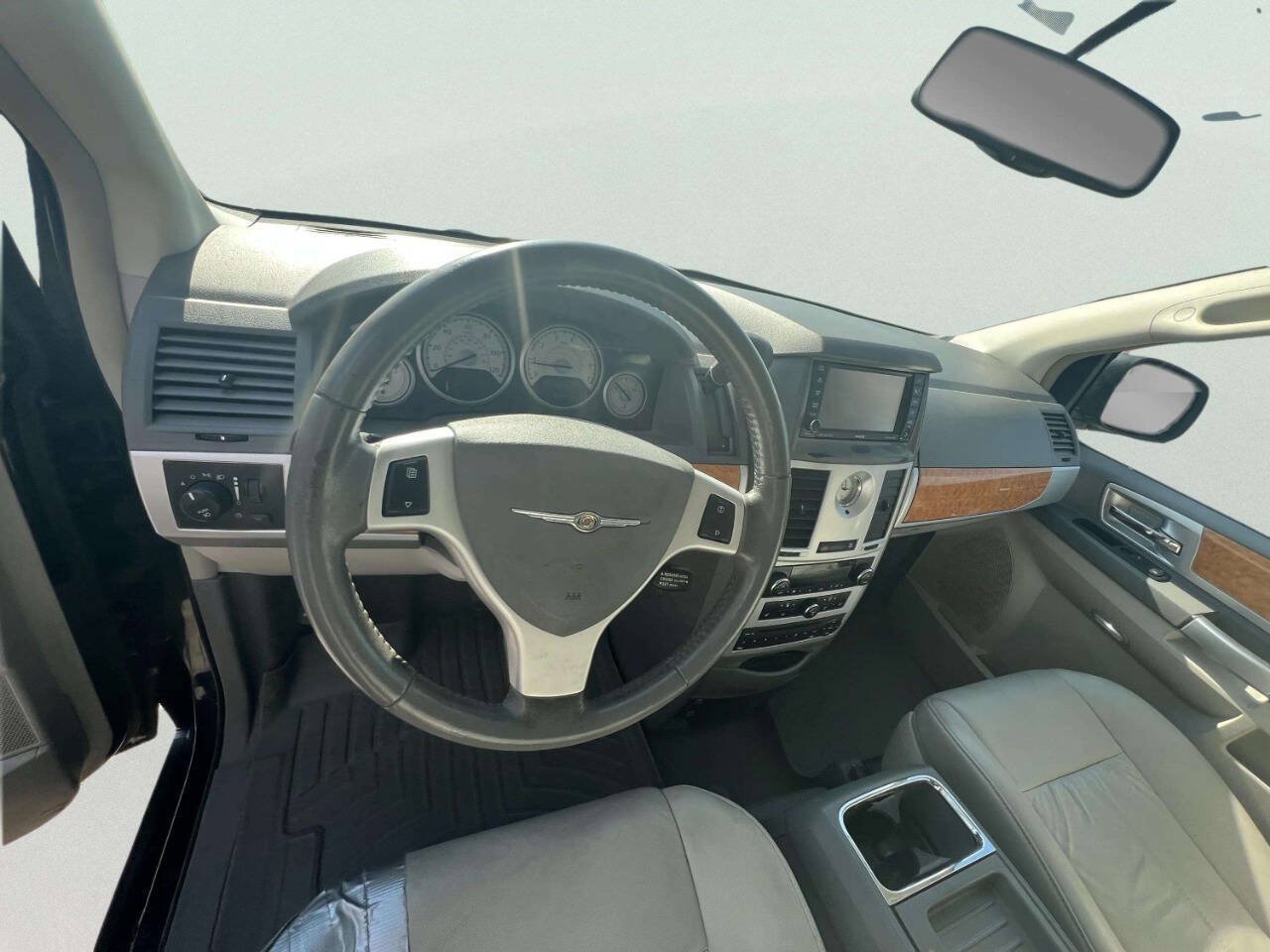 Used 2008 Chrysler Town & Country Limited w/ Entertainment Group #3 FWD image 14