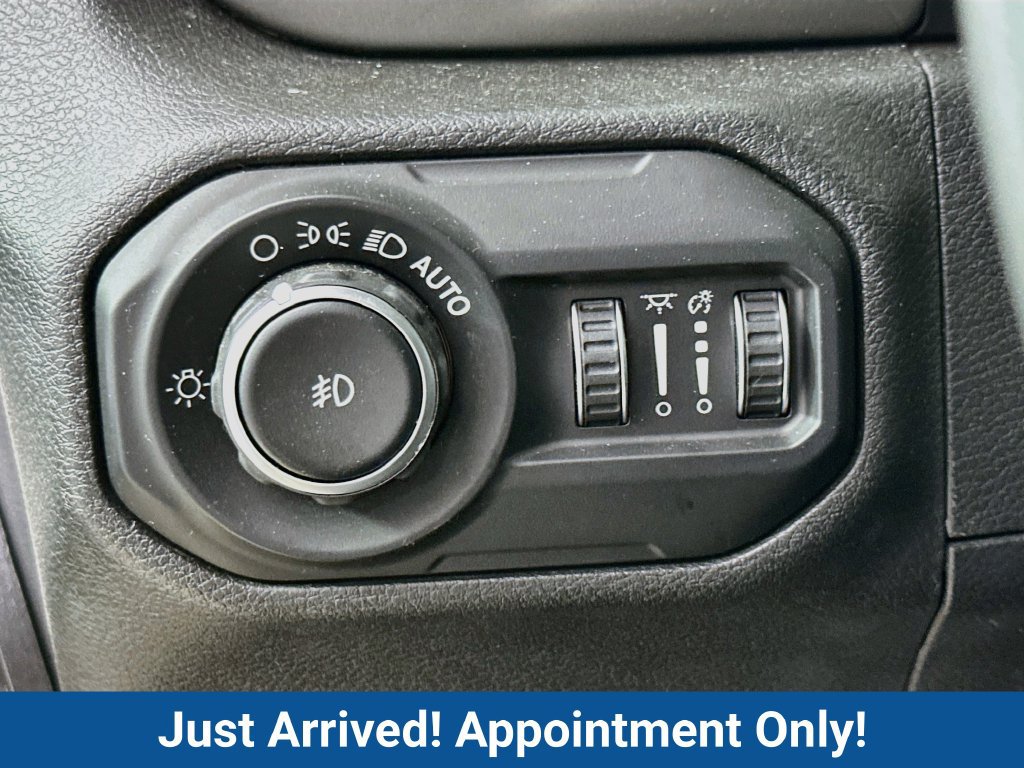 Used 2018 Jeep Wrangler Unlimited Sahara AWD/4WD image 12