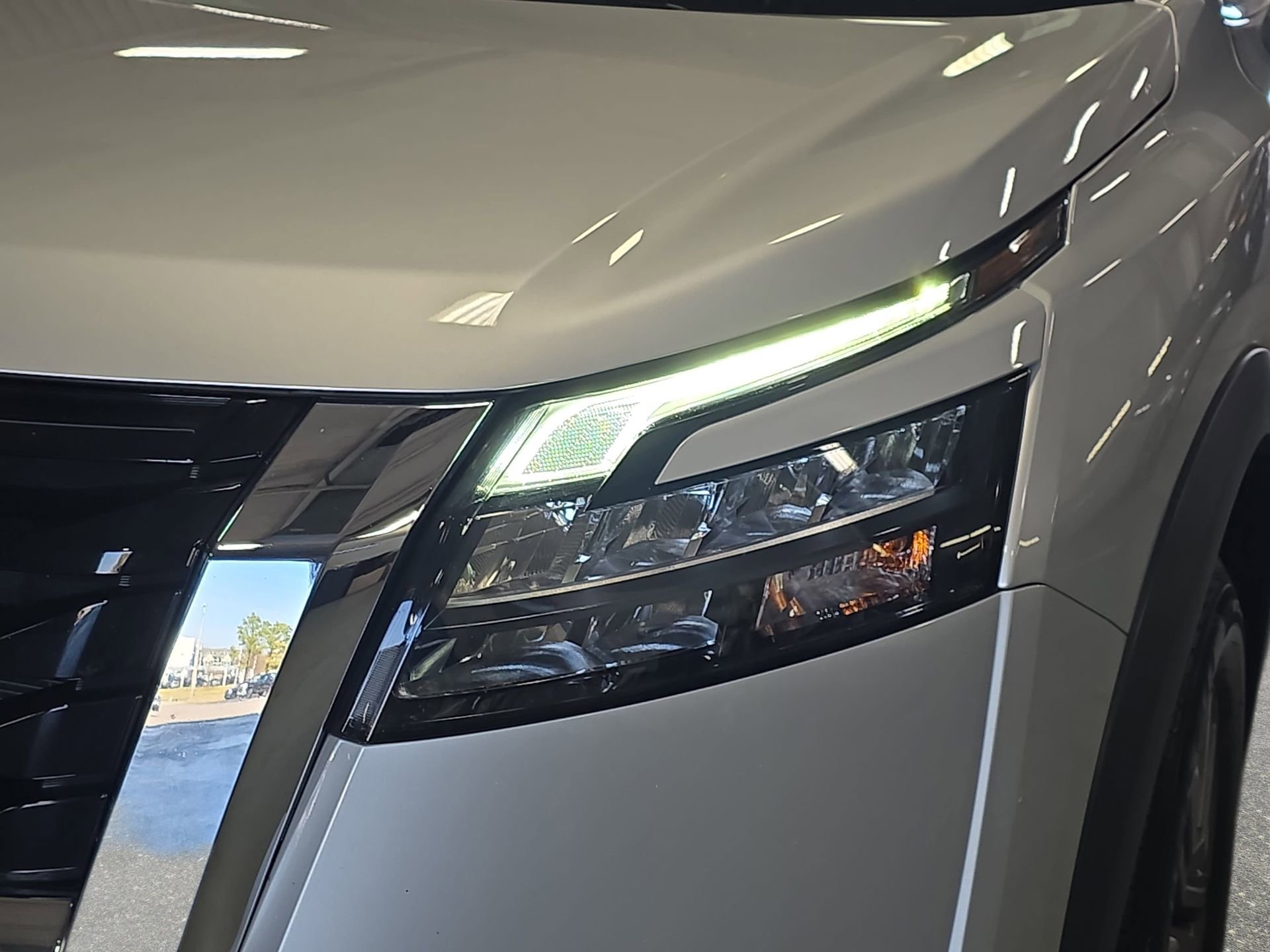 Used 2025 Nissan Pathfinder SV image 28