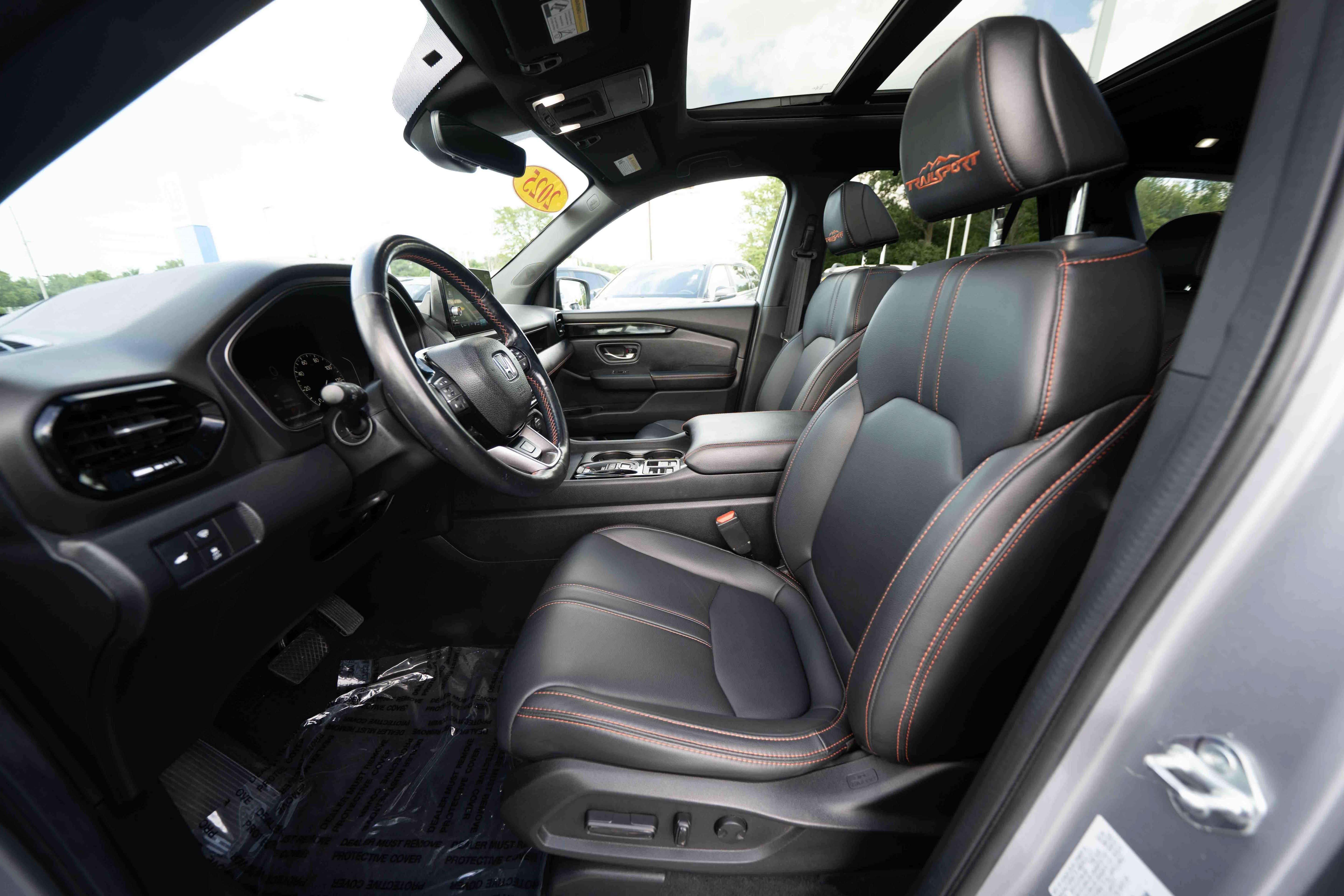 Used 2025 Honda Pilot TrailSport image 9