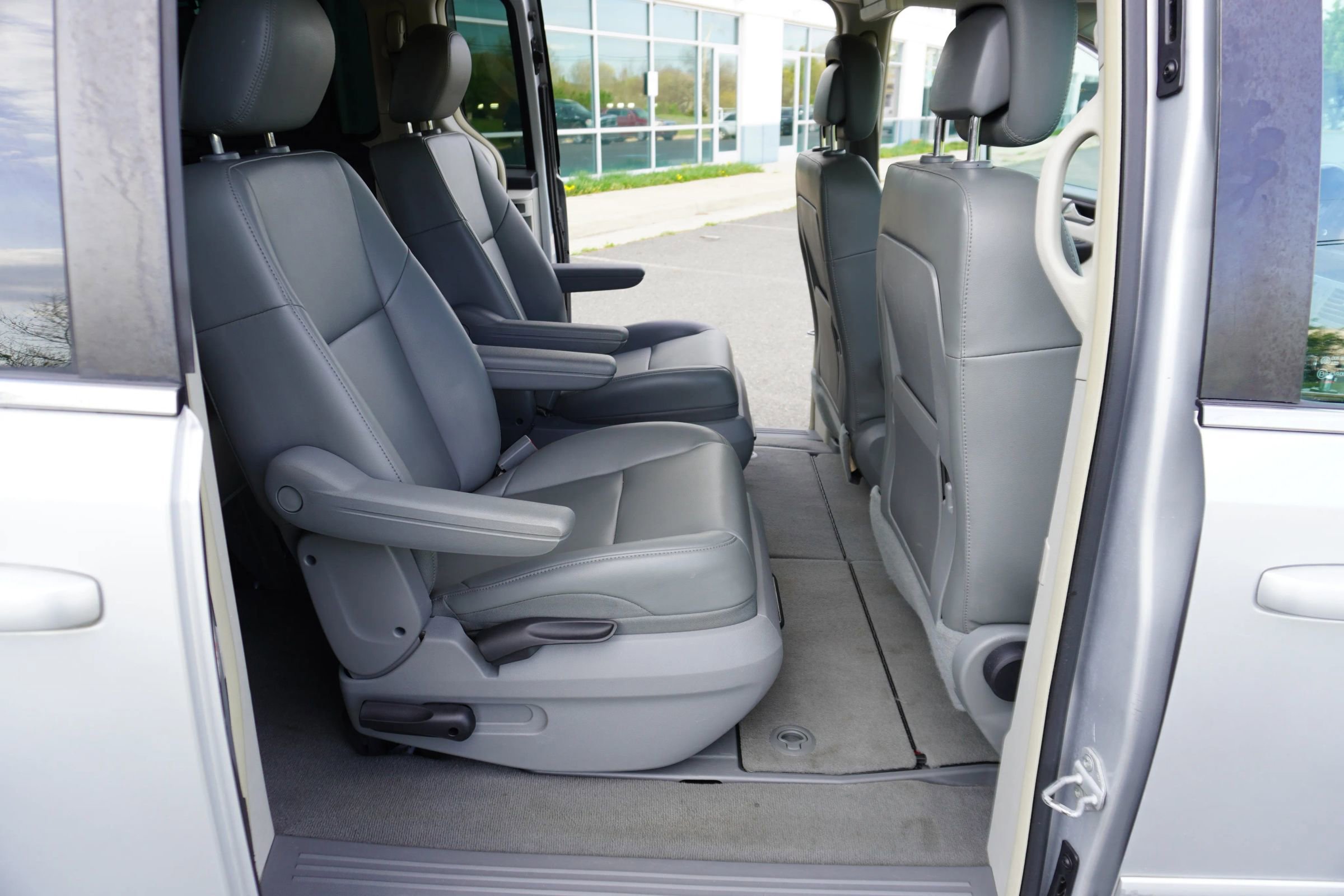 Used 2012 Volkswagen Routan SE FWD image 12