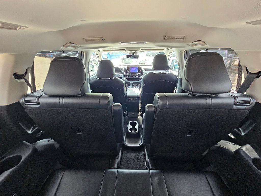 Used 2023 Toyota Highlander XLE FWD image 11